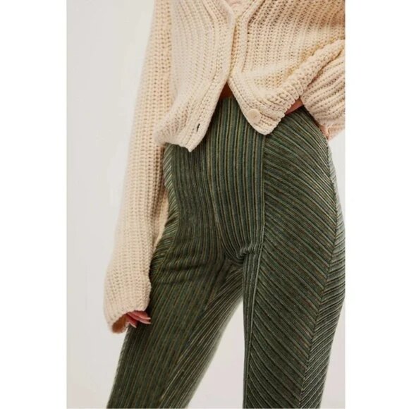 NWT Free People Slim Pull-On Velvet Flare Pants in Laurel Wreath Green, Size XS - Picture 2 of 5